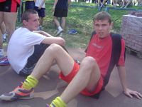 Adam Piotrowicz i Dawid Jacek zm�czeni po biegu na 1500m