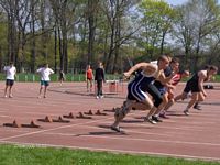 Pawe� Rozumkiewicz (na pierwszym planie) po wyj�ciu z blok�w startowych